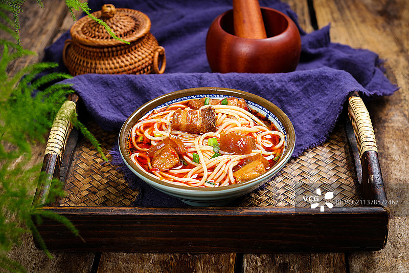 软糯美味的红烧肉米线图片素材