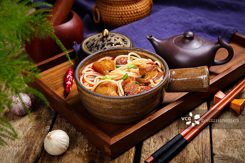 软糯美味的红烧肉米线图片素材