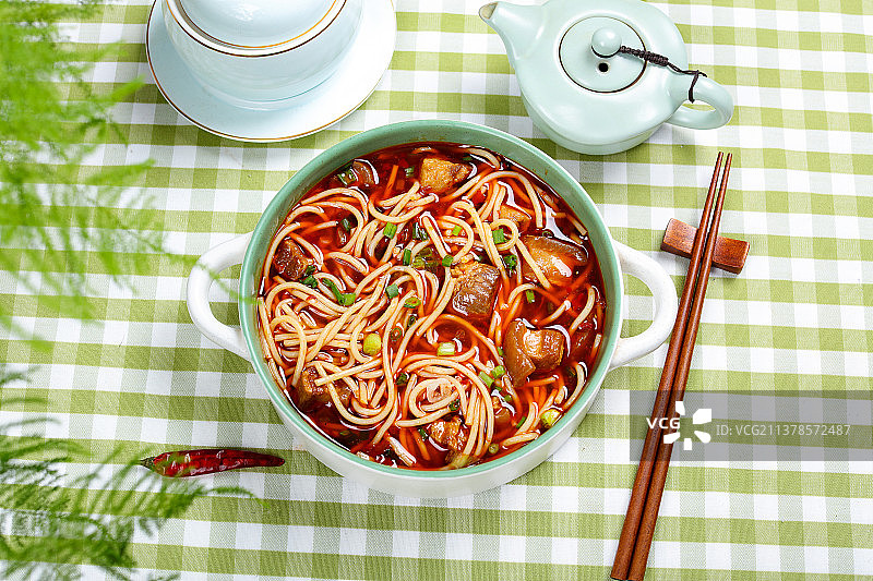 软糯美味的红烧肉米线图片素材