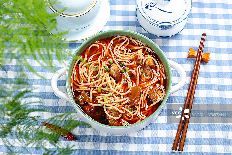 软糯美味的红烧肉米线图片素材