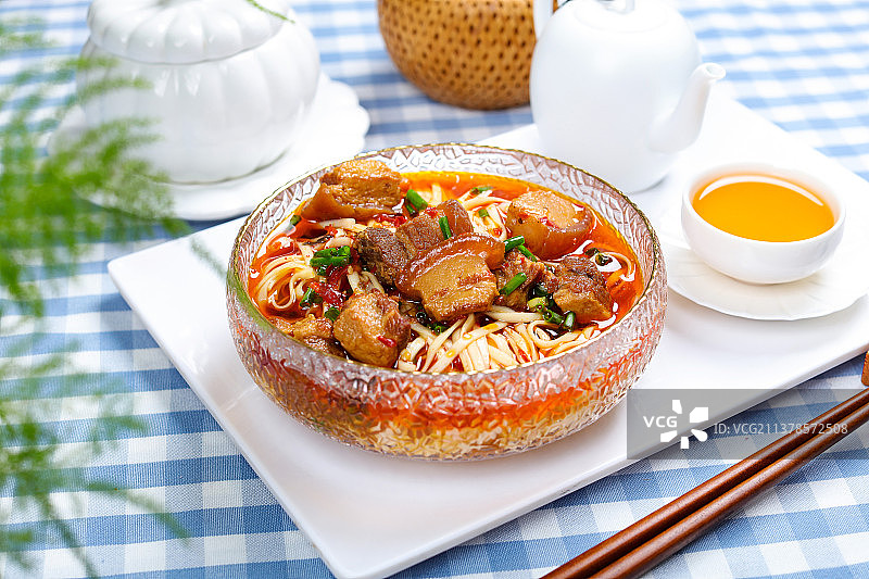 美味鲜香的红烧肉面图片素材