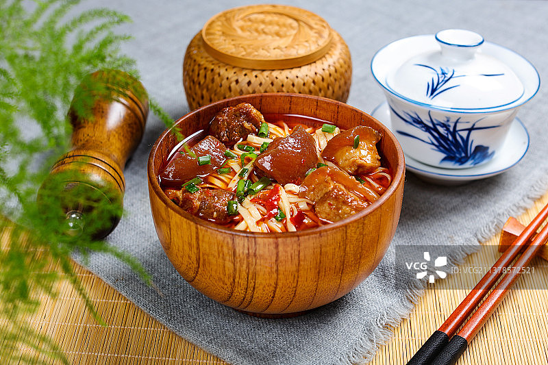 美味鲜香的红烧肉面图片素材