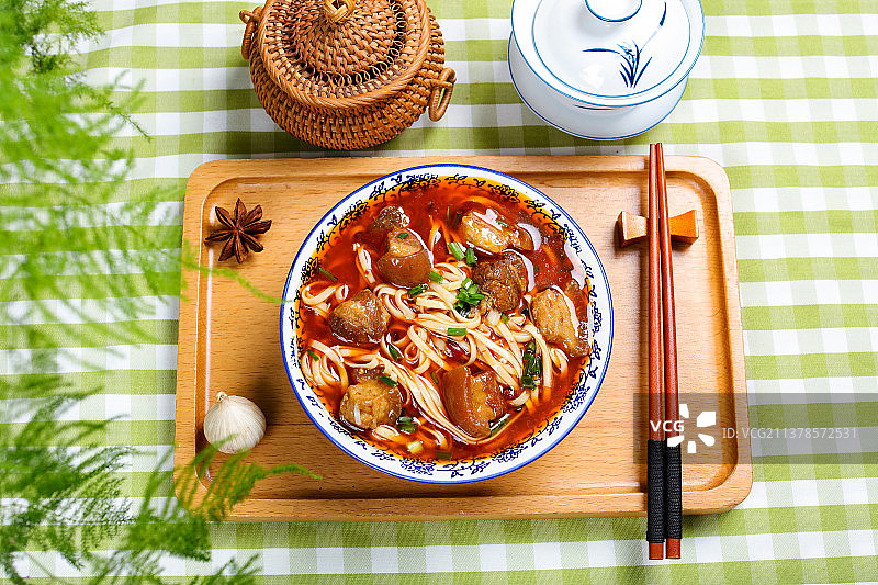 美味鲜香的红烧肉面图片素材