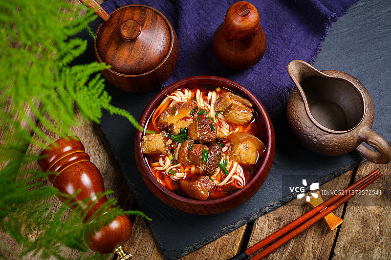 美味鲜香的红烧肉面图片素材