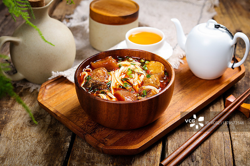 美味鲜香的红烧肉面图片素材