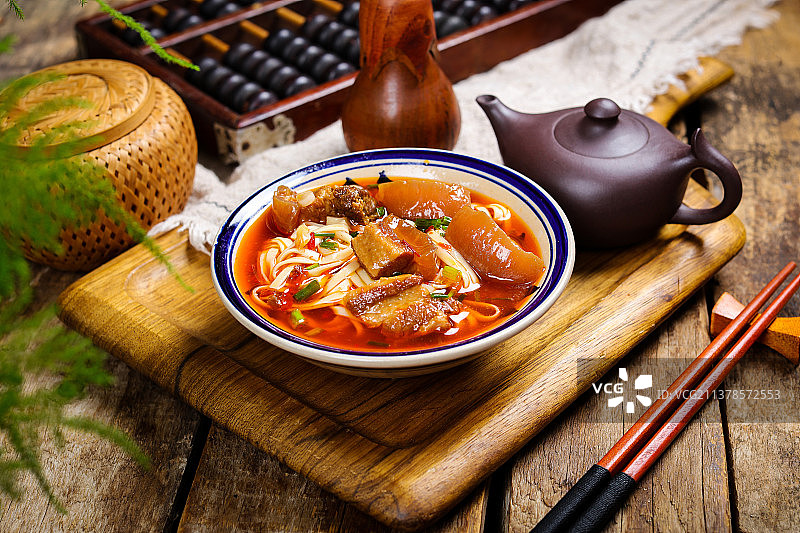 美味鲜香的红烧肉面图片素材