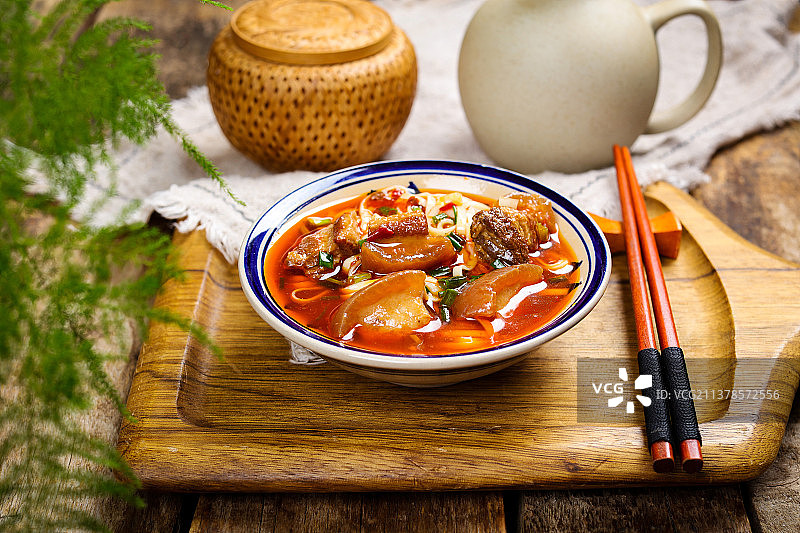 美味鲜香的红烧肉面图片素材