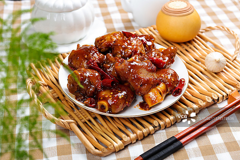 软烂诱人的红烧羊蹄图片素材