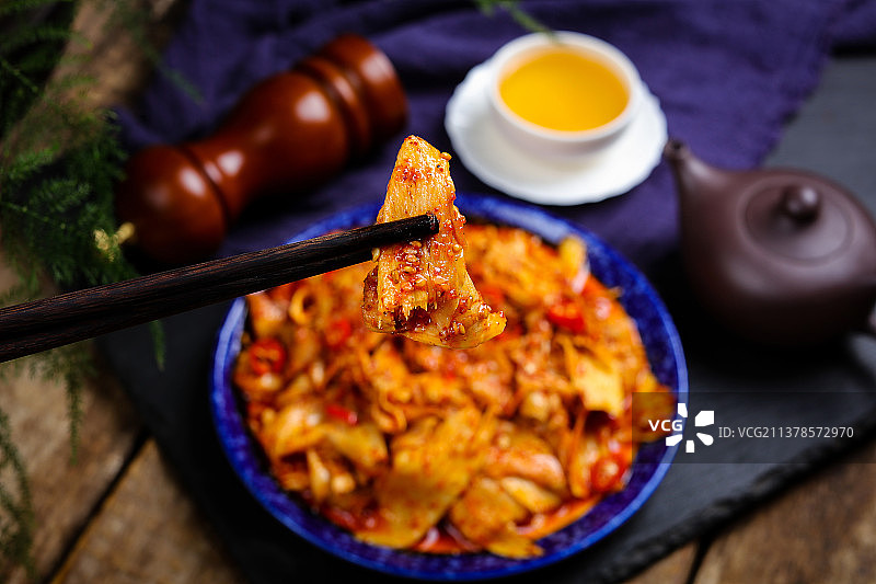 劲道十足的香辣牛板筋图片素材