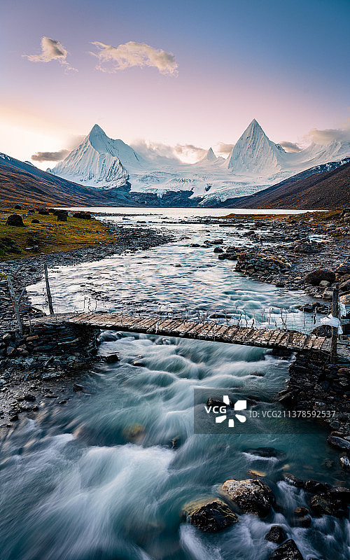 萨普神山下的河流图片素材