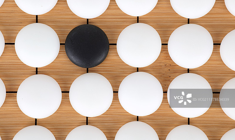 白棋子包围下的黑棋子图片素材