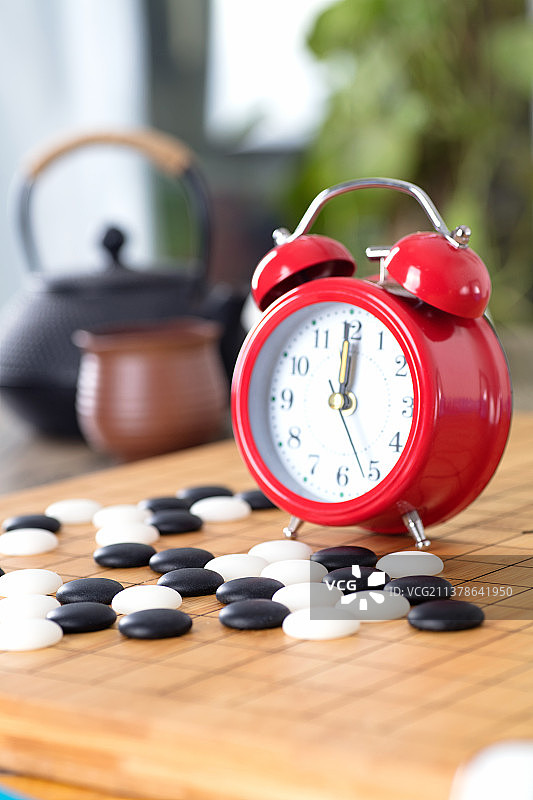 围棋盘上的闹钟图片素材