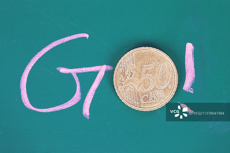 粉笔字和硬币组成的go图片素材
