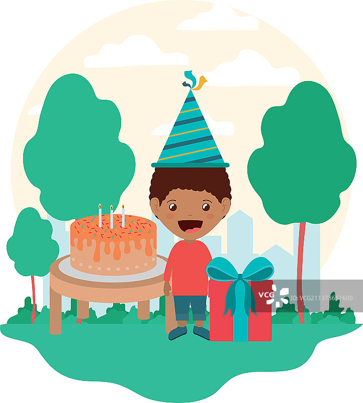 戴着生日帽的男孩在庆祝生日图片素材