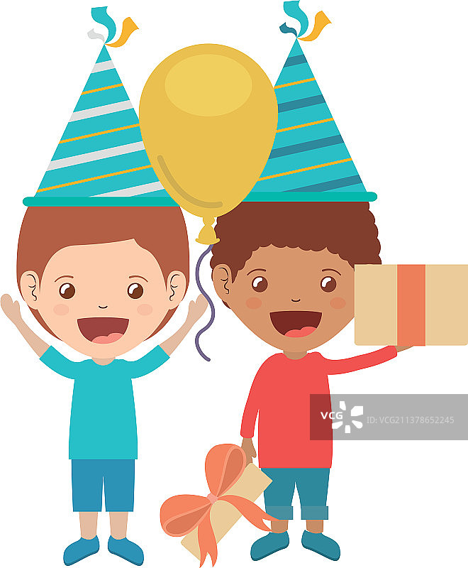 戴着派对帽的男孩在生日庆祝图片素材