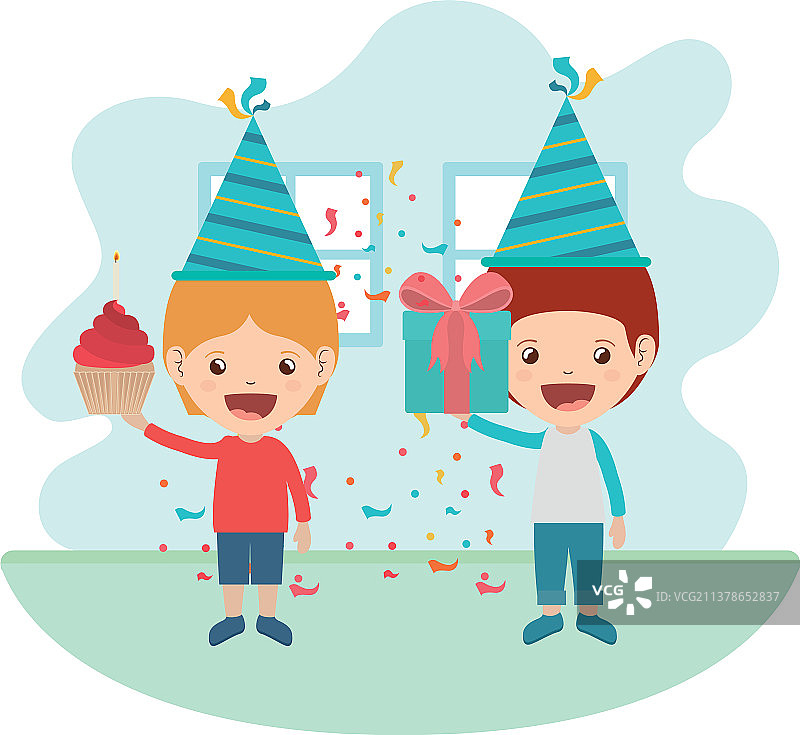 戴着派对帽的男孩在生日庆祝图片素材