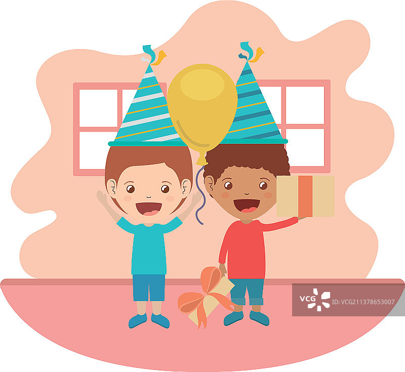 戴着派对帽的男孩在生日庆祝图片素材