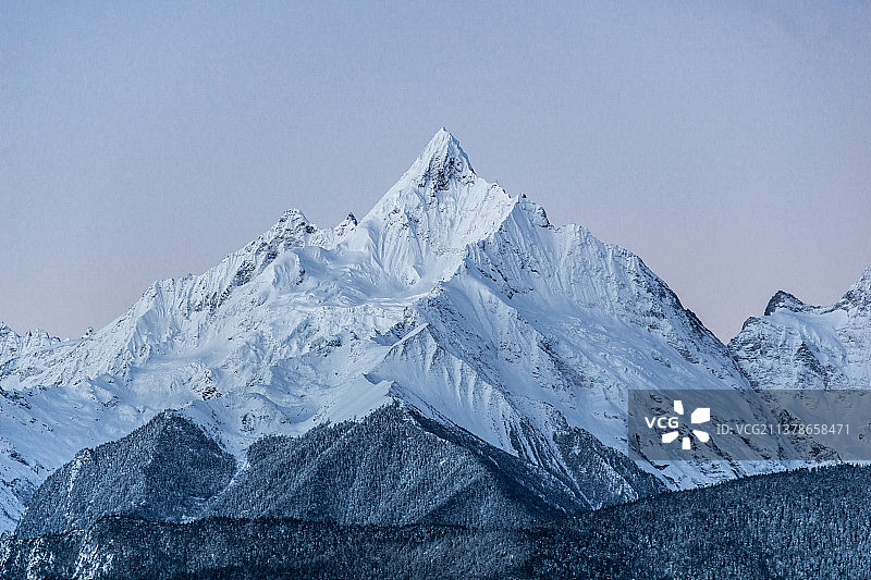 晨光面茨姆峰图片素材