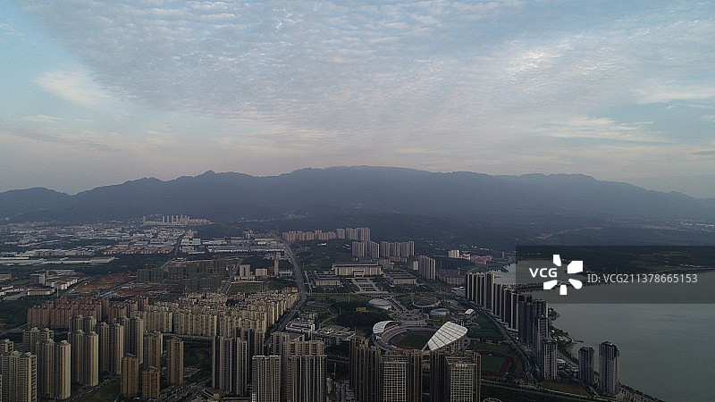 远眺水边城市图片素材