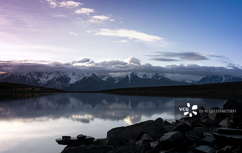 冷嘎措远眺贡嘎雪山图片素材
