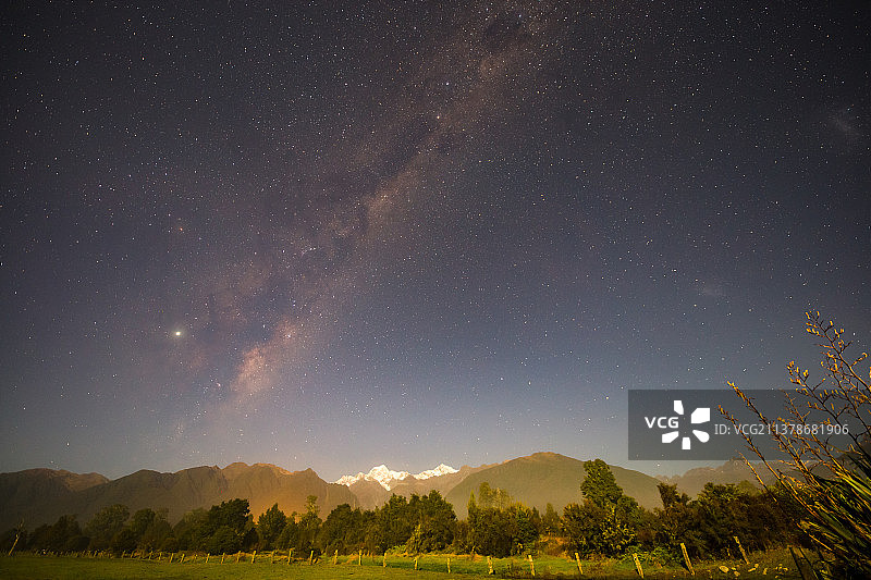 草原雪山与银河图片素材