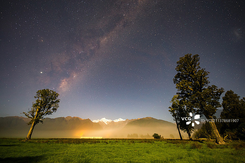草原雪山与银河图片素材