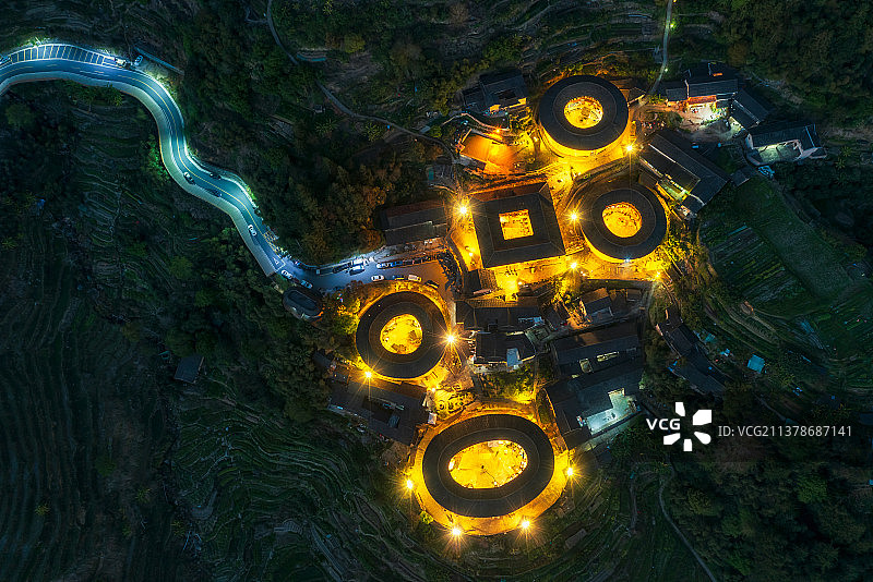 福建土楼代表——福建省漳州市南靖县书洋镇田螺坑土楼群（四菜一汤）户外夜景航拍正上方视角图片素材