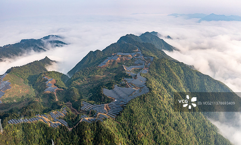 浙江省丽水市景宁畲族自治县千峡湖畔的光伏电站图片素材