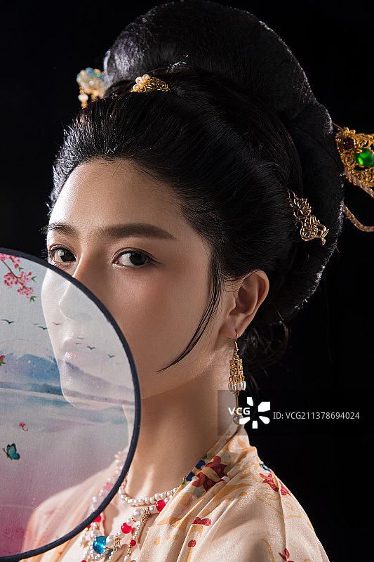 拿着扇子的古装美女图片素材