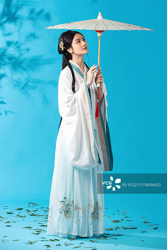 打着油纸伞的古风美女图片素材