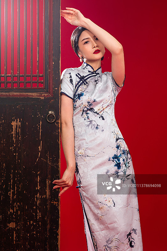 穿旗袍的青年女人图片素材
