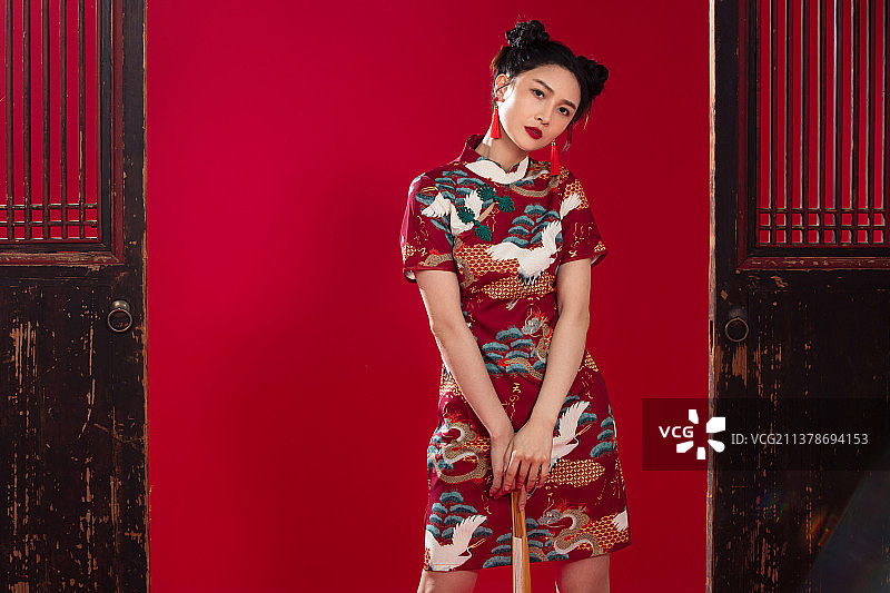 穿旗袍的青年女人拿着折扇图片素材