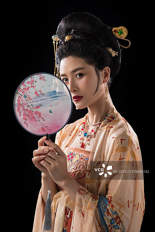 拿着扇子的古装美女图片素材