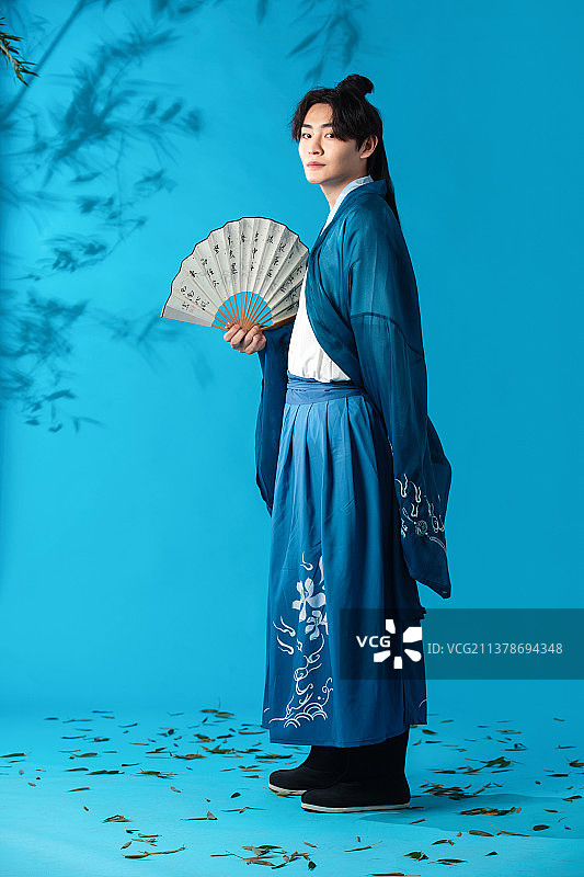 拿着折扇的古风男子图片素材