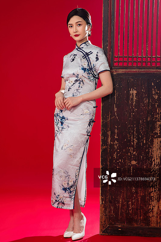 穿旗袍的青年女人图片素材