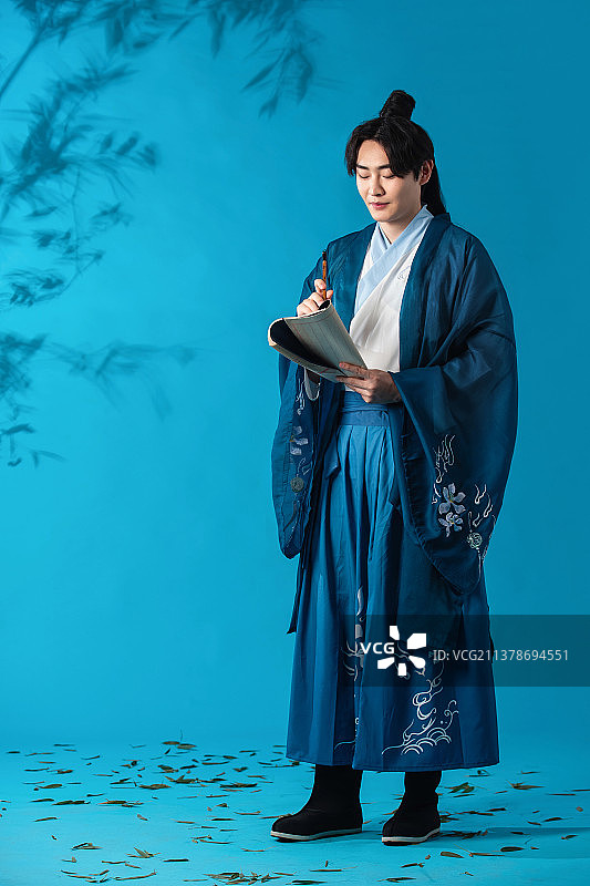 拿着毛笔写字的古风男子图片素材