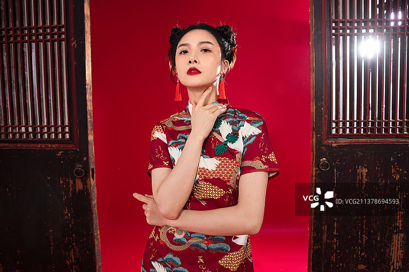 穿旗袍的青年女人图片素材