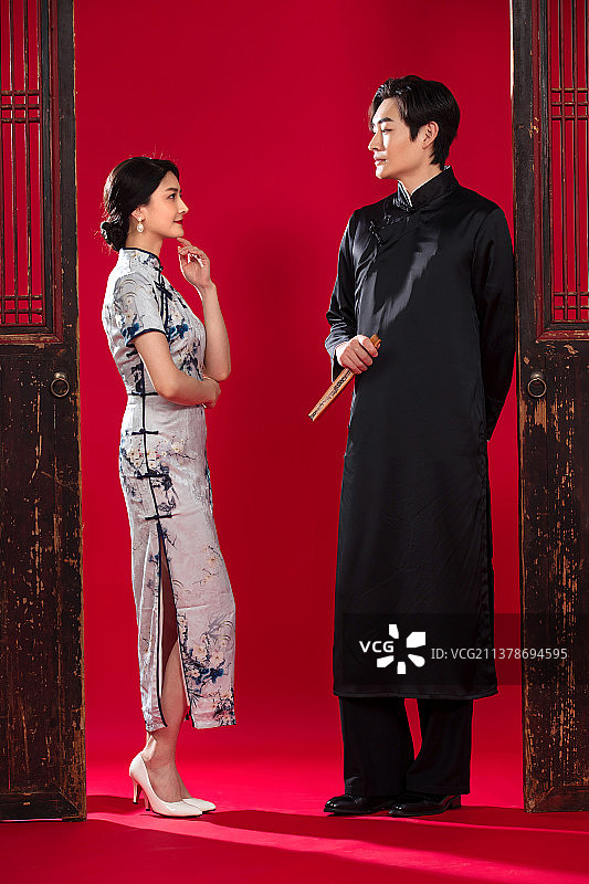 穿中式服装的青年夫妇图片素材