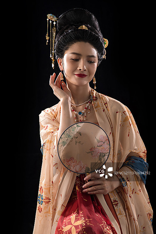 拿着扇子的古装美女图片素材