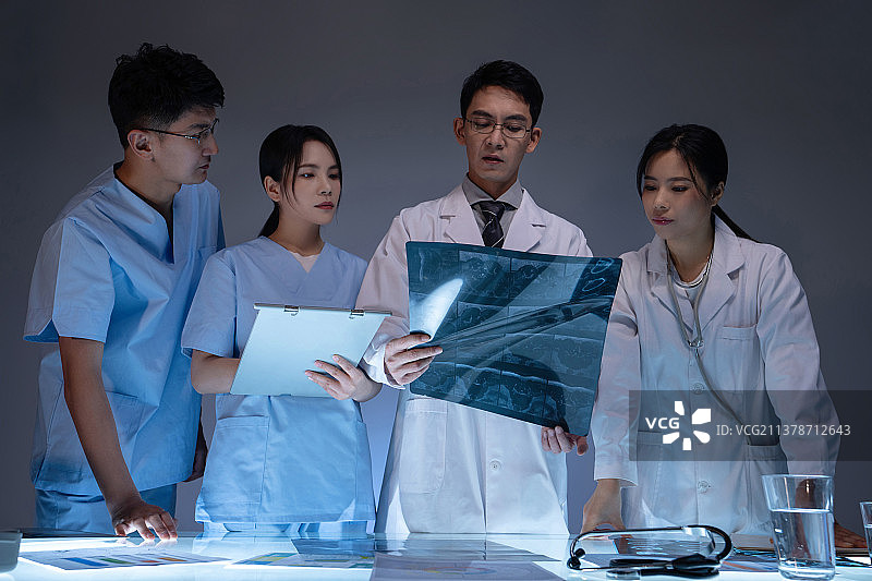 医务工作者拿着X光片开会图片素材