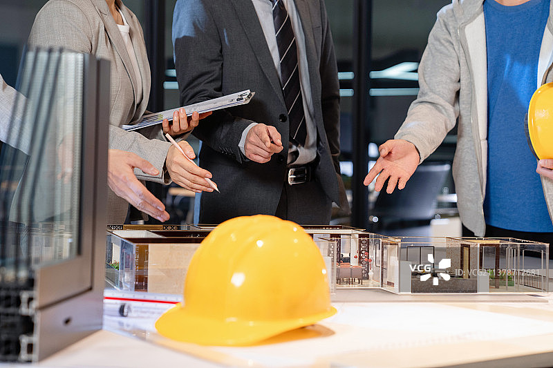 建筑设计师讨论房屋设计图片素材