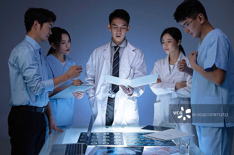 医务工作者开会讨论研究图片素材