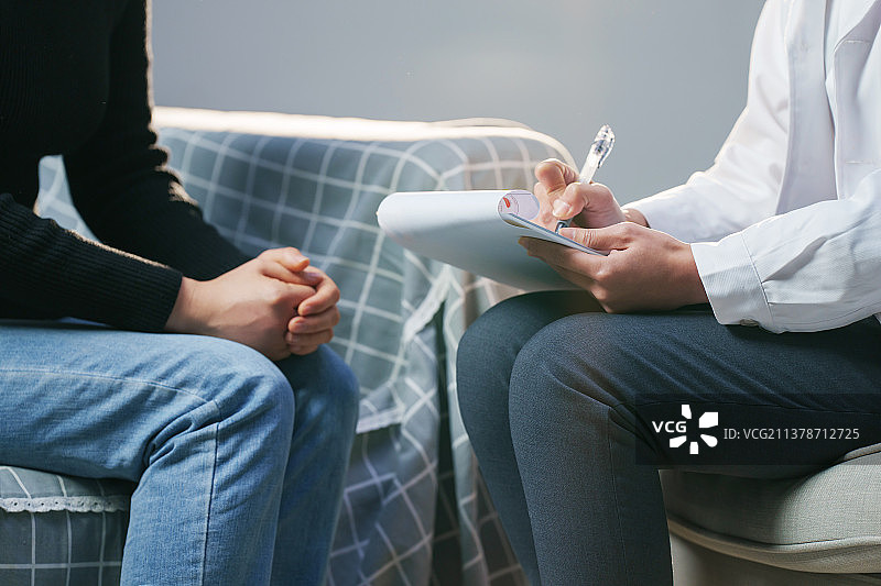 青年女人和心理医生交谈图片素材