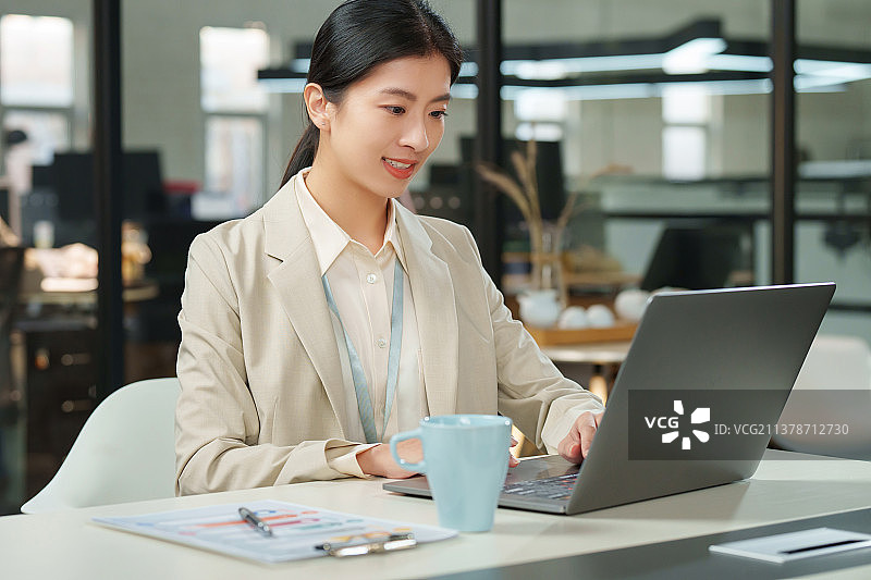 青年商务女士在办公室工作图片素材