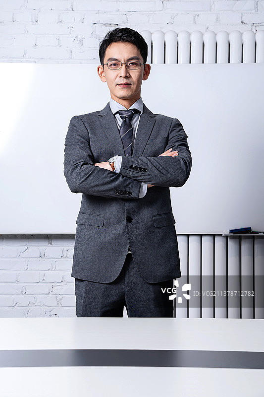 商务男士在办公室里图片素材