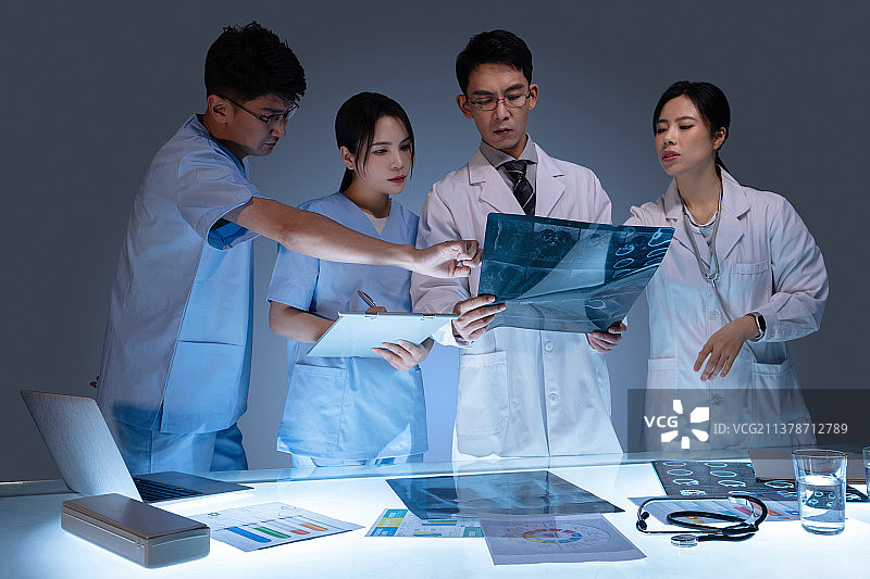 医务工作者拿着X光片开会图片素材