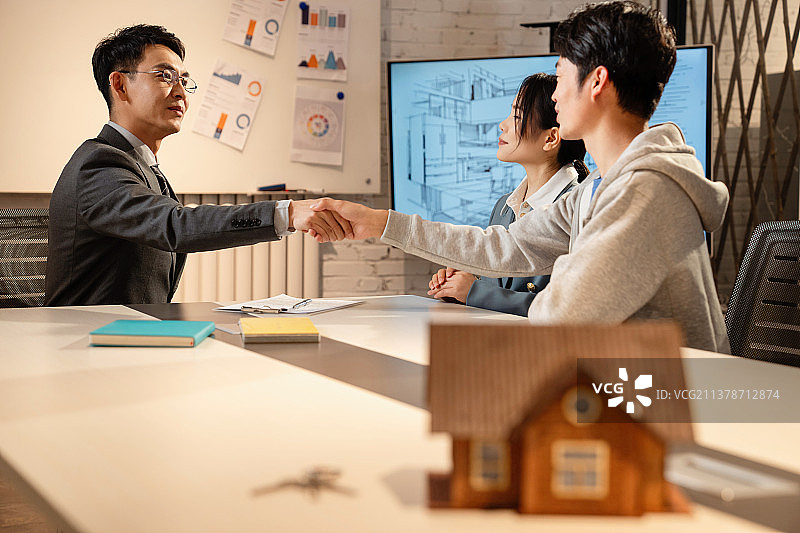 房地产销售和顾客图片素材