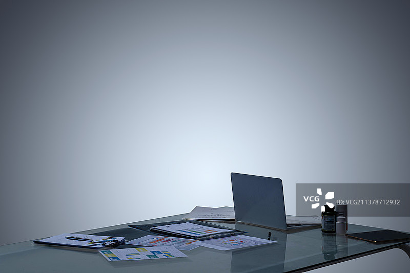 办公桌上的办公用品和笔记本电脑图片素材