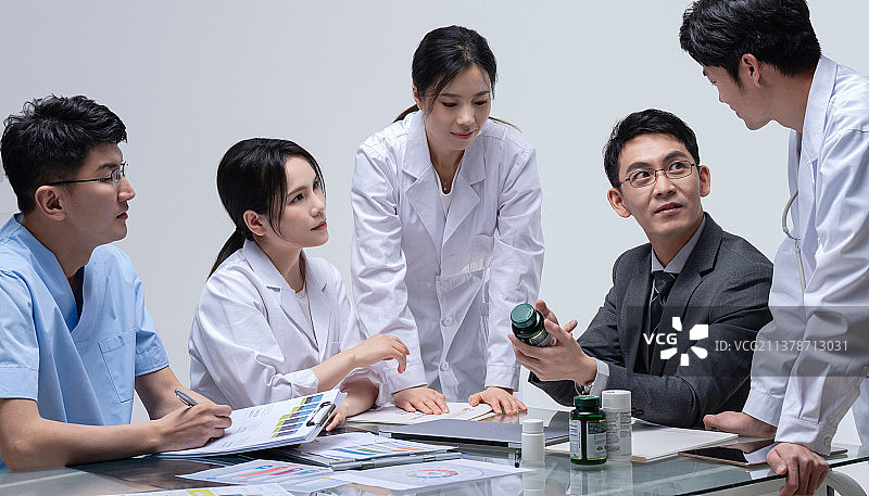 医药销售代表和医生交流图片素材