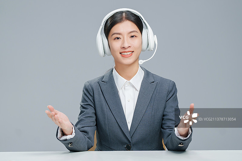 带着耳麦的青年女人图片素材